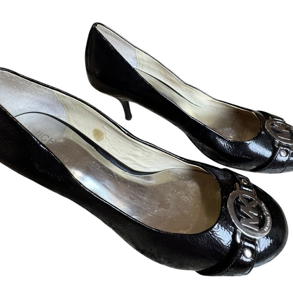 Michael Kors Black Patent Leather MK Logo Round Toe Heels Size 7 - Picture 9 of 13